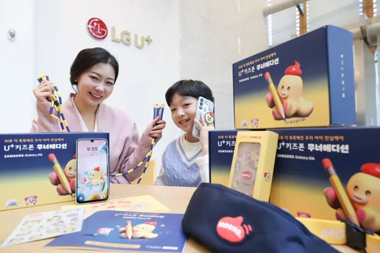 LGU+ 모델이 ‘U+키즈폰 무너 에디션’을 소개하는 모습. (제공 LGU+)