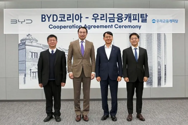 우리금융캐피탈이 지난 11일 서울 중구 회현동 우리은행 본점에서 BYD코리아와 전속금융 업무제휴 협약을 체결했다. 왼쪽부터 BYD코리아 딩하이미아오 대표, BYD 아시아태평양 영업사업부 류쉐량 총경리, 우리금융캐피탈 정연기 대표, BYD 승용부문 조인철 대표다. [출처: 우리금융캐피탈]
