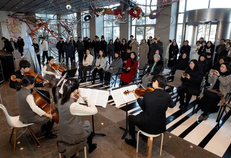 서울 정동에 위치한 예원학교 학생들이 18일 낮 광화문 흥국생명빌딩 1층 로비에서 클래식 연주회를 개최했다. 태광그룹 세화미술관이 