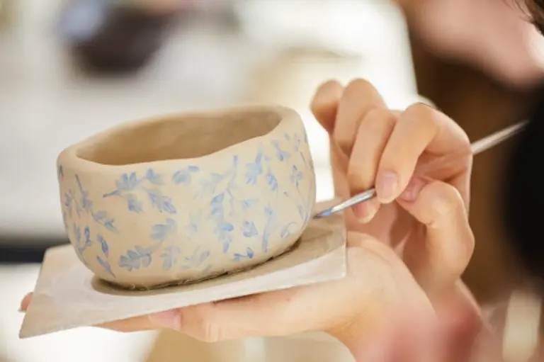 도자기 공예 원데이 클래스에 참여한 자립준비청년 [사진: 한국아동복지협회 제공]