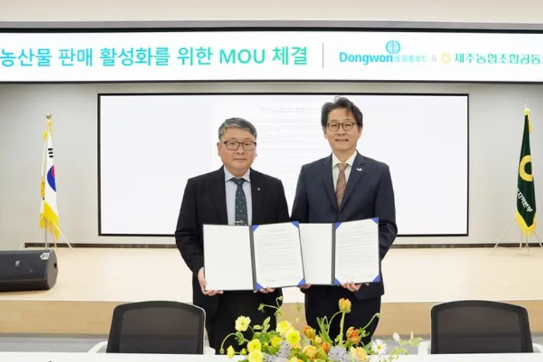 동원홈푸드 정문목 대표이사(오른쪽)와 제주농협조합공동사업법인 박진석 대표이사가 제주농산물 판매 활성화를 위한 MOU를 체결했다.(사진제공=동원그룹)