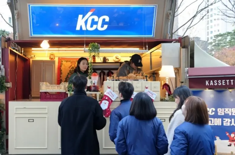 KCC가 연말을 맞아 구성원들에게 갓 구운 붕어빵을 제공하는 이벤트를 진행했다. (사진제공=KCC)