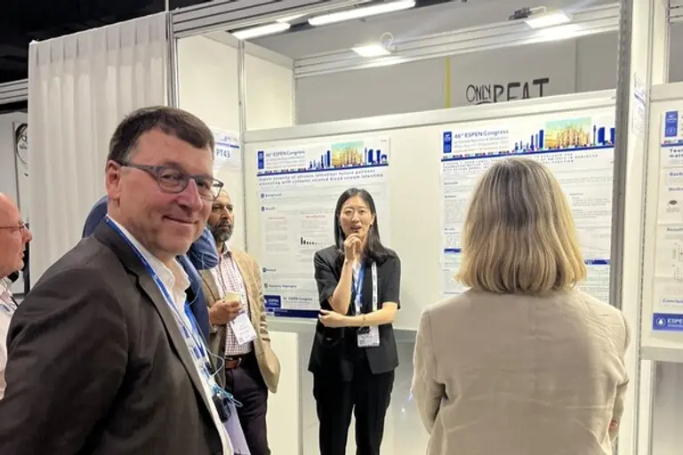 한미약품 GM임상팀 이문희 이사(가운데)가 9월 이탈리아 밀라노에서 열린 유럽임상영양대사학회(ESPEN)에서 단장증후군 치료제로 개발 중인 소네페글루타이드의 임상 1상 약동학 결과를 발표하고 있다.