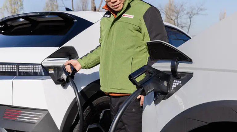 [사진1]스피드메이트 출동 차량이 전기차를 충전하는 모습. (제공 스피드메이트)