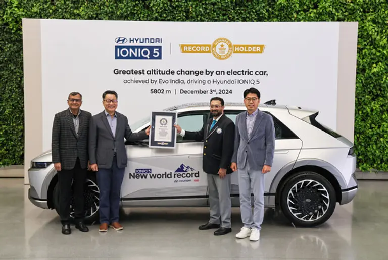 현대자동차 인도아중동대권역장 김언수 부사장(왼쪽 두번째)이 기네스북에 등재된 아이오닉 5를 배경으로 기네스북 인증서를 들고 기념촬영을 하는 모습. (제공 현대차)