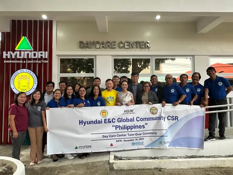 정형태 필리핀 남부철도 4·5·6 공구 통합 현장소장(앞줄 왼쪽에서 9번째)과 아를렌 B. 아르실라스(Arlene B. Arcillas) 산타로사 시장(왼쪽에서 8번째), 하영재 월드투게더 부회장(왼쪽에서 7번째) 등 관계자들이 지난 18일 필리핀 산타로사 보육원 완공식에서 기념촬영을 하고 있다. (사진제공=현대건설)