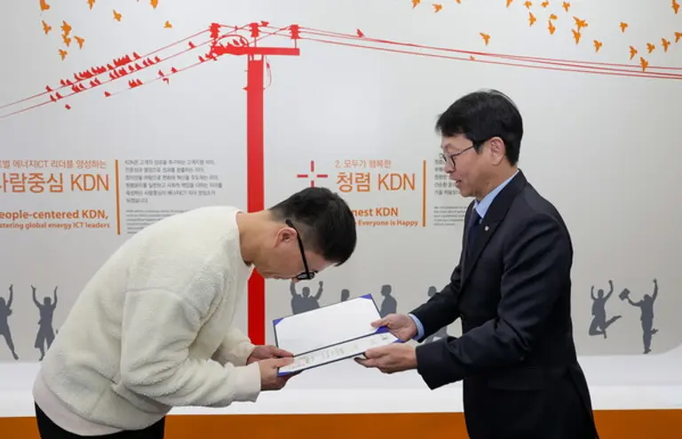 한전KDN이 국민소통 참여단 블로그부문 선정자에게 시상을 하는 모습. (제공 한전KDN)