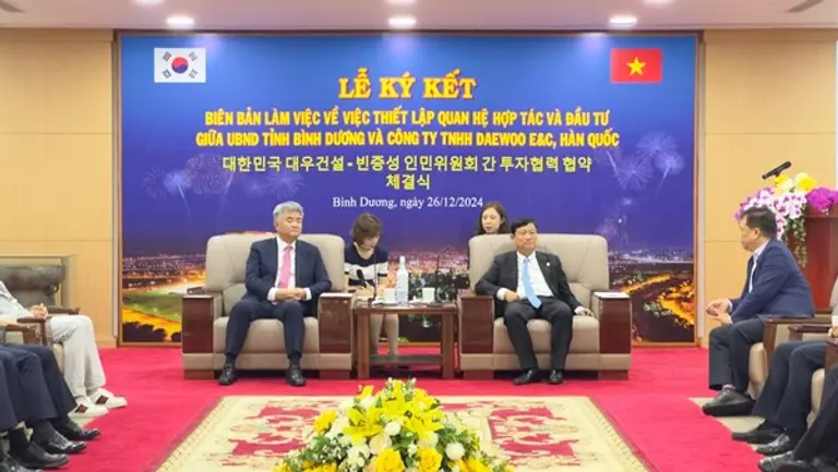 대우건설 정원주 회장(왼쪽)이 베트남 빈즈엉성 보 반 밍 성장을 면담했다. (사진제공=대우건설)