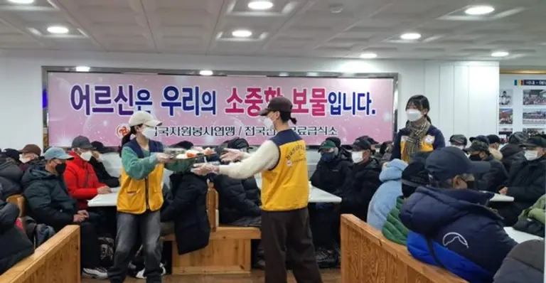 무료급식 봉사활동을 진행하고 있는 LOPE 회원들