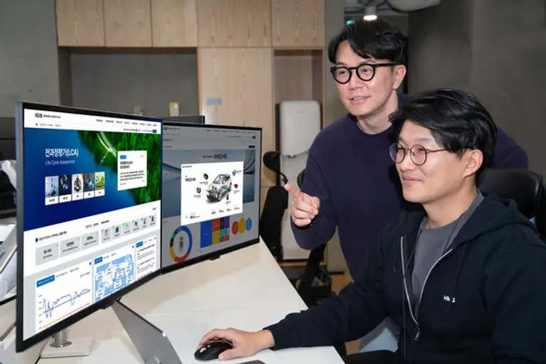 ‘글로벌 통합 탄소 배출 정보 시스템’을 확인하는 모습. (제공 현대차)