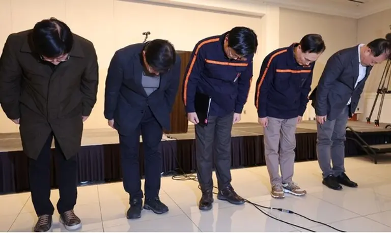  * 김이배 제주항공 대표와 임직원들이 29일 오후 서울 강서구 메이필드 호텔에 마련된 임시 프레스센터에서 무안국제공항 여객기 사고 관련 브리핑에 앞서 고개 숙여 사과를 하고 있다. 