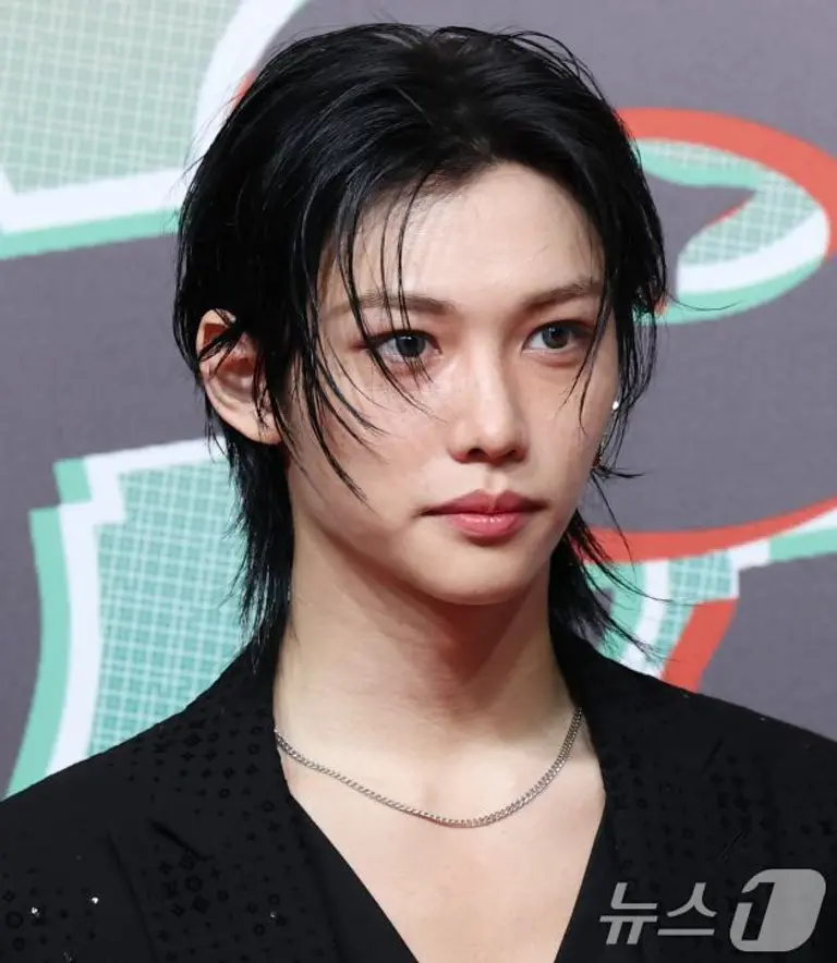 스트레이 키즈 필릭스가 크리스마스인 25일 인천 인스파이어 아레나에서 열린 ‘2024 SBS 가요대전’(이하 ‘가요대전’) 레드카펫 행사에 참석해 포즈를 취하고 있다. 2024.12.25/뉴스1 ⓒ News1 권현진 기자