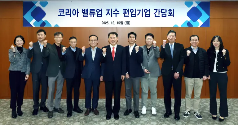 정은보 한국거래소 이사장(앞줄 왼쪽 여섯번째)과 상장기업 임원들이 파이팅을 외치며 기념촬영을 하고 있다.