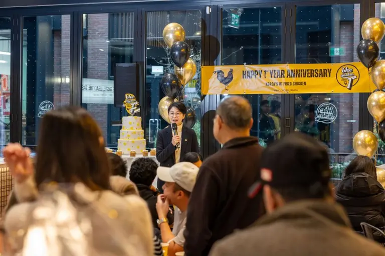 남화연 다이닝브랜즈그룹 해외사업본부 전무가 bhc 캐나다 1호점 오픈 1주년 기념식에 참석해 기념사를 하고있다. (사진=bhc)