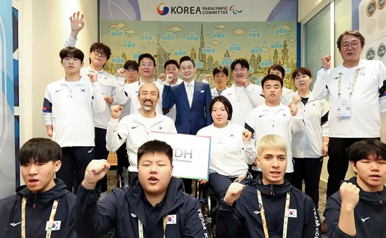 배동현 이사장이 격려금을 전달한 후 대한민국 선수단과 함께 기념사진을 촬영하고 있다.