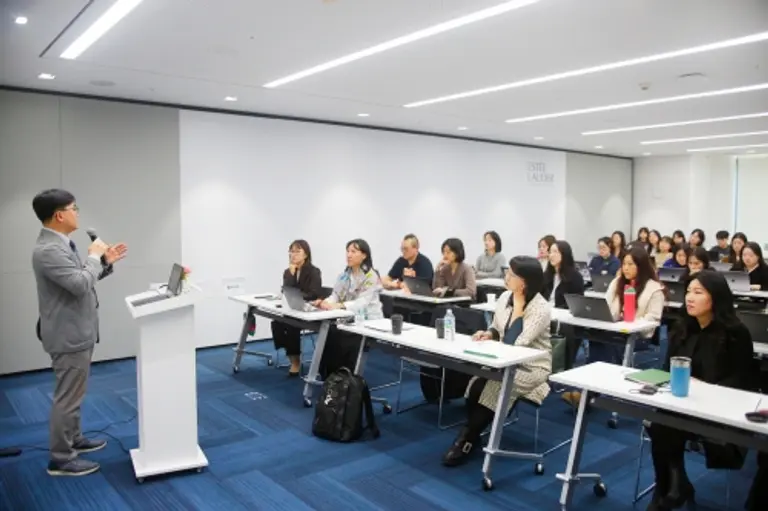 닥터 자르트(Dr.Jart+)가 개최한 ‘피부과 자문위원회(Derm Advisory Board)’에서 연세대학교 원주의과대학 피부과 홍승필 교수가 발표하고 있다.