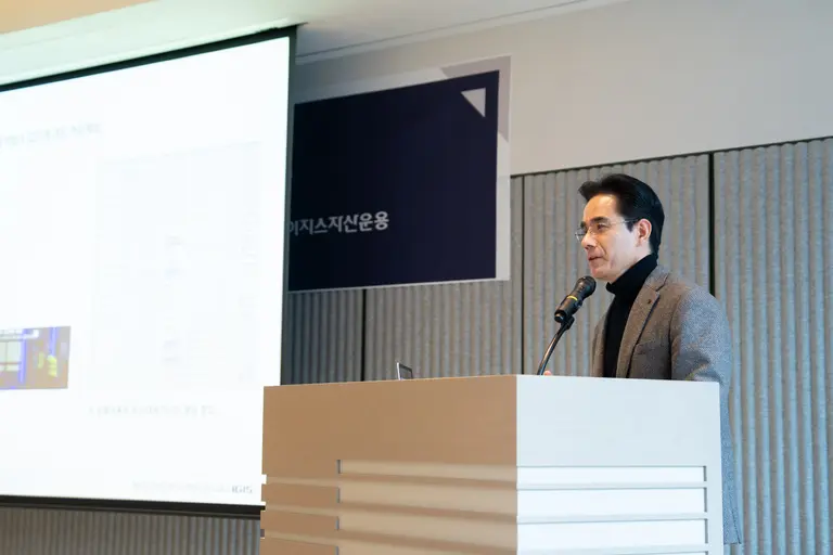 이배근 이지스자산운용 안전보건대표(CSO)가 ‘2025년 부동산 운영관리 안전세미나’에서 발표하고 있다.