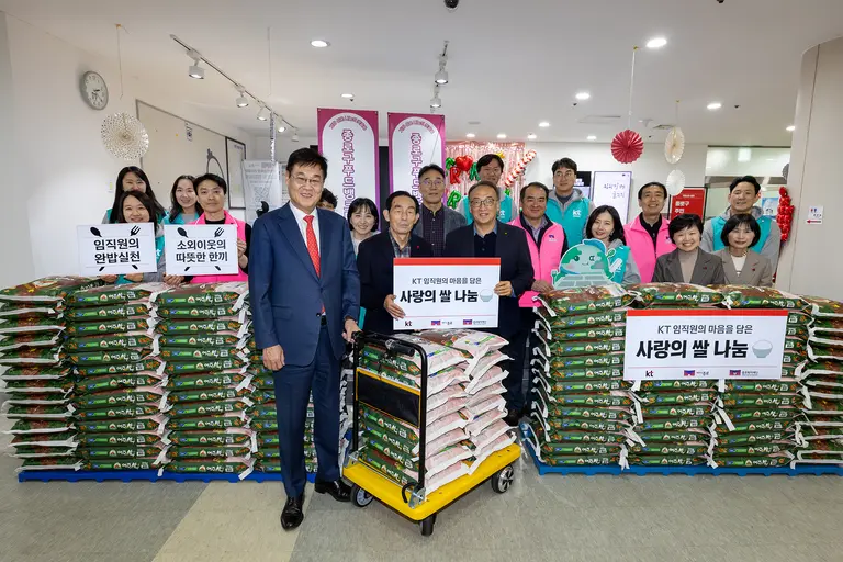 서울 종로구 종로푸드뱅크에서 진행된 기부식 행사에 참석한 KT ESG경영추진실장 오태성 상무(오른쪽 다섯 번째), 정문헌 종로구청장(오른쪽 일곱 번째), 종로복지재단 임직원과 완밥식당과 디지콩 적립에 동참한 KT의 임직원들이 기념 촬영을 하고 있다. (제공 KT)