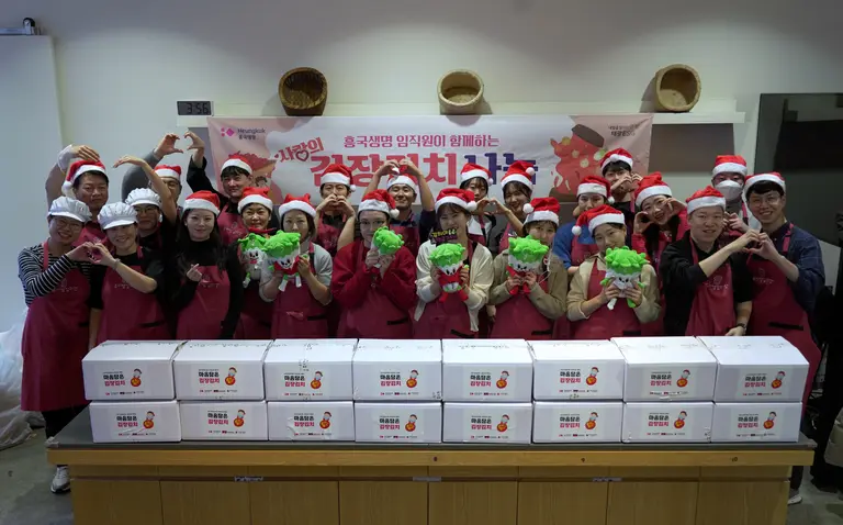 18일 서울 종로구에 위치한 뮤지엄 김치간에서 흥국생명 임직원들이 김장김치 담그기 봉사활동을 진행하고 있다.