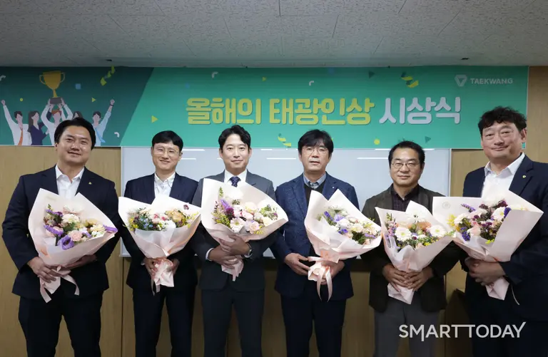  2025년 올해의 태광인상 수상자들이 기념촬영을 하고 있다.(사진제공=태광산업)