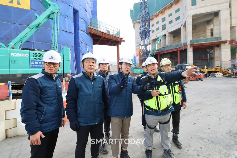 대우건설 신동혁 CSO가 부산 동구 범일동 블랑 써밋 74 현장에서 임직원과 함께 동절기 사고·질환 예방을 위한 안전점검을 진행하고 있다. (사진제공=대우건설)