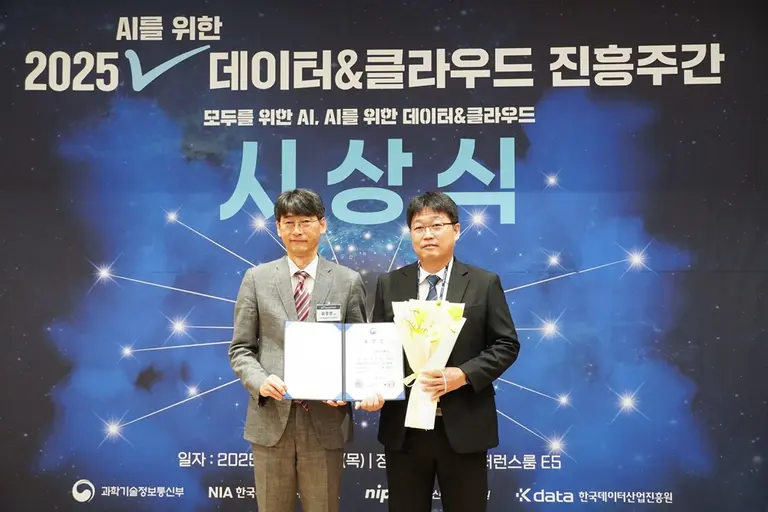 왼쪽부터 김경만 과학기술정보통신부 인공지능정책실장과 백창열&nbsp;NHN Dooray대표 (제공 NHN)