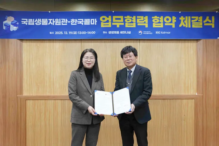 문병석 콜마홀딩스 기술연구원장(오른쪽)과 유호 국립생물자원관장. (제공 한국콜마)