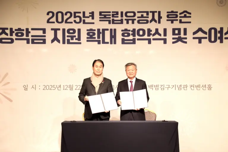 (왼쪽부터) 국가보훈부 권오을 장관, 빙그레공익재단 정수용 이사장. 사진=빙그레공익재단 제공