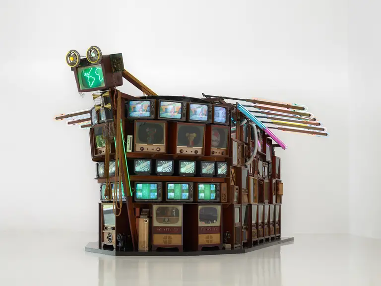(좌) 백남준, 〈콘-티키(거북선)〉, 1995, Mixed media, 400 x 700 x 800 cm © Nam June Paik Estate. Photo: K2 studio 