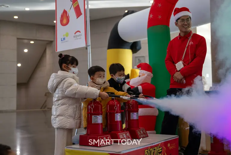 희망브리지와 LH한국토지주택공사가 경남 진주지역 아동을 대상으로 재난안전 체험교육을 진행하고 있다.(사진=희망브리지)