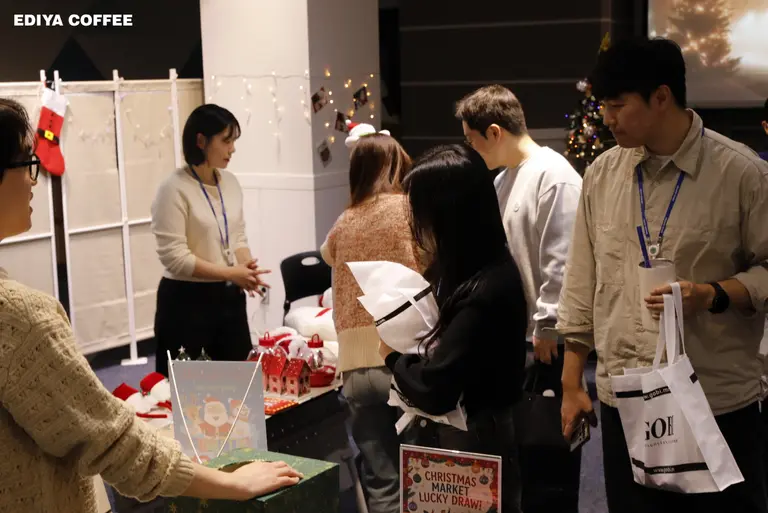 지난&nbsp;23일,&nbsp;서울시 강남구 이디야커피 사옥에서 열린 이디야 사내 플리마켓에서 임직원들이 물품을 살펴보고 있다. (사진=이디야커피)