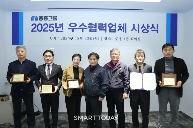 중흥그룹 ‘2025년 우수협력업체 시상식’에서 수상자들이 기념사진을 촬영하고 있다.(왼쪽부터) 만주배관센터 양승곤 대표, 미성산업 정영호 대표, 엔아이씨이 주순화 대표, 중흥건설 백승권 대표, 중흥토건 이경호 대표, 서암 설구호 사장, 창진이앤씨 김승필 대표 (사진제공=중흥그룹)