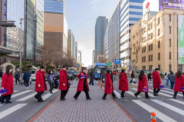파리바게뜨가 크리스마스를 앞두고 진행한 홀리데이 케이크 ‘베리밤(BERRY BOMB)’을 주제로 한 ‘베리밤 런웨이(Runway, 패션쇼의 모델이 걷는 길)’ 행사 사진. (사진=파리바게뜨)