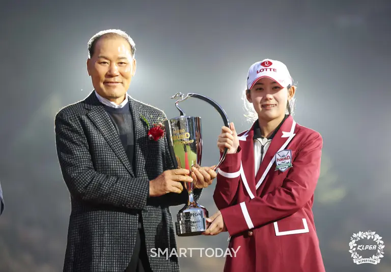 최동규 대보그룹 회장(왼쪽)이 대보 하우스디 챔피인십에서 우승한 황유민 선수에게 우승 트로피를 전달하고 있다. (사진=대보건설)