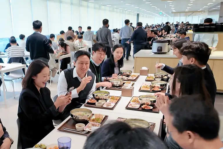 정기선 HD현대 회장(왼쪽 두번째)이 지난 10월 경기 성남시 HD현대 글로벌R&D센터 구내식당에서 식사하며 임직원과 소통하는 모습. HD현대 제공