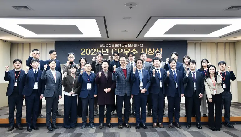 한미약품 컴플라이언스팀 유승현 이사(오른쪽)가 남동일 공정거래위원회 부위원장으로부터 CP 평가증을 받은 후 기념촬영을 하고 있다.