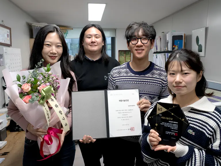 KT희망나눔인상을 수상한 ‘안무서운회사’의 유승규 대표(왼쪽에서 두 번째)와 구성원들. (제공 KT)