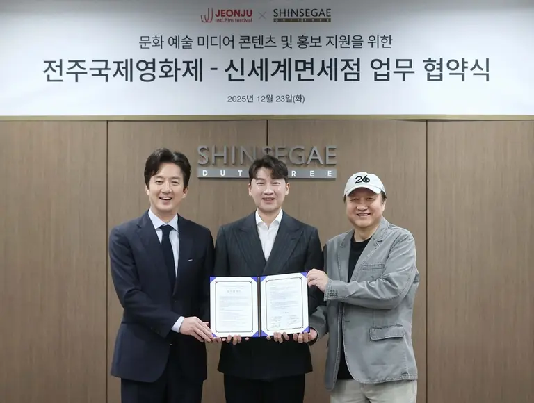 (사진 왼쪽부터) 정준호 전주국제영화제 집행위원장, 김현철 신세계디에프 영업·마케팅 총괄, 민성욱 전주국제영화제 집행위원장