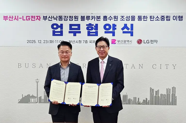 LG전자 빌트인쿠킹솔루션사업부장 최성봉 전무(왼쪽)와&nbsp;부산광역시 박형준 시장. (제공 LG전자)