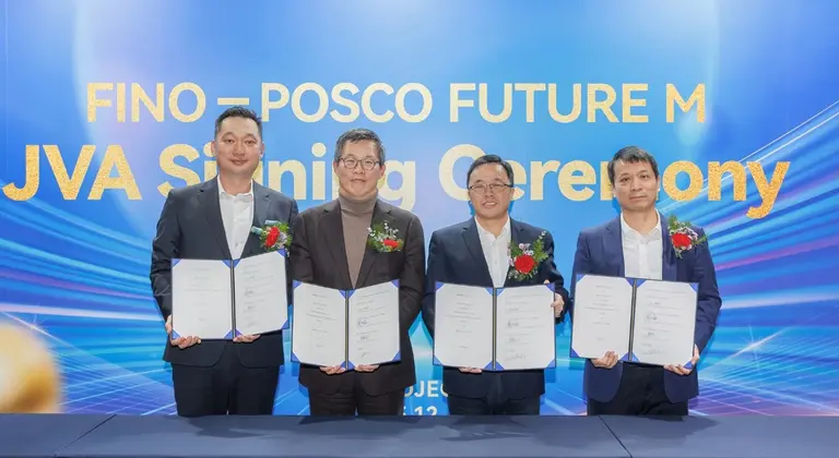 윤태일(왼쪽 두번째) 포스코퓨처엠 에너지소재마케팅본부장이 23일 CNGR 및 피노와 LFP 양극재 합작투자계약을 체결하고 있다. 포스코퓨처엠 제공