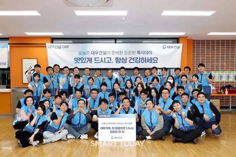 대우건설 김보현 이사를 포함하여 임직원들이 서울시 노인분들을 위한 무료급식 봉사를 진행했다.(사진제공=대우건설)