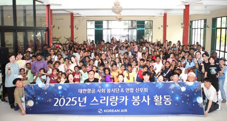 스리랑카 성탄절 맞이 봉사활동에 참여한 대한항공 사내 봉사단체 ‘연합신우회’ 임직원들이 기념 촬영을 하는 모습. 대한항공 제공