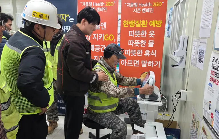 한화 건설부문 현장 근로자가 AI 기반 스마트 심전도 장비를 사용해 건강 이상징후 여부를 확인해보고 있다. 출처=한화 건설부문