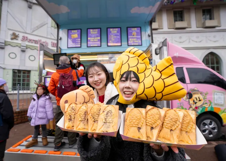 에버랜드, 붕어빵을 든 모델이 