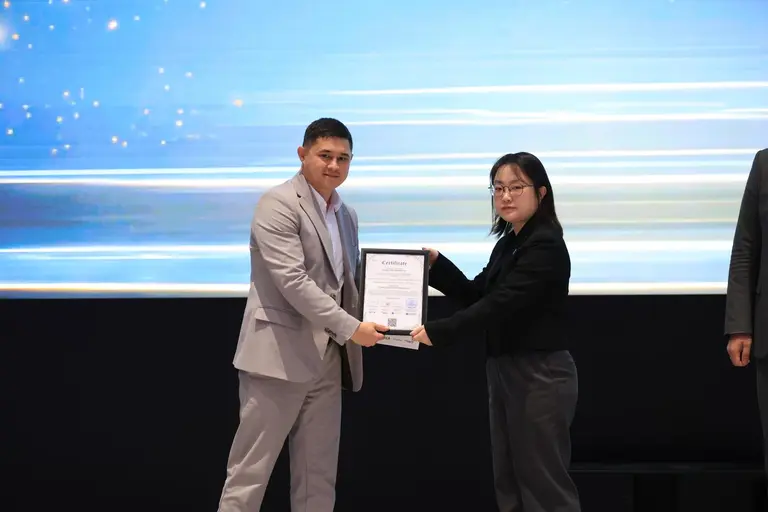 박성민 KOICA 우즈베키스탄 사무소 부소장이 ‘SEWPHC 통합 LIS 구축을 위한 기술이전 교육(심화과정)’ 수료자에게 수료증을 수여하고 있다.