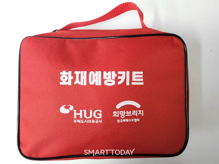 희망브리지 전국재해구호협회와 주택도시보증공사(HUG)가 부산 지역 재난취약계층에 지원한 화재 안전 장비 키트 (사진제공=희망브리지)