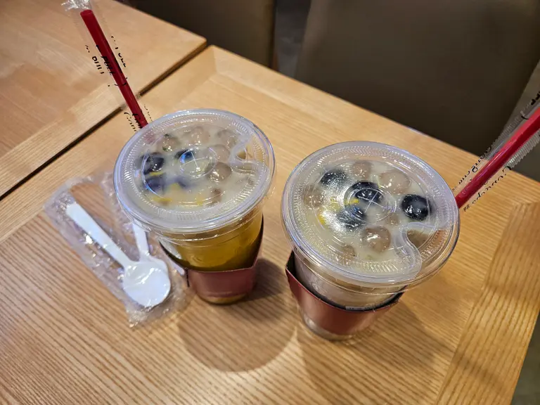 사리곰탕 펄국+블랙 밀크티(오른쪽), 사리곰탕 펄국+망고 요구르트. (사진=황태규 기자)