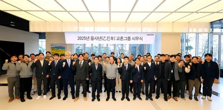 권원강 회장(앞줄 가운데)과 송종화 부회장을 비롯한 임직원들이 기념사진 촬영을 하고 있다.