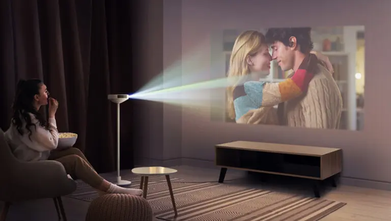 프로젝터에 인테리어 조명, 스피커를 결합한 3-in-1 형태의 신개념 프로젝터(PF600U)로 대화면 콘텐츠를 감상하는 모습. (제공 LG전자)