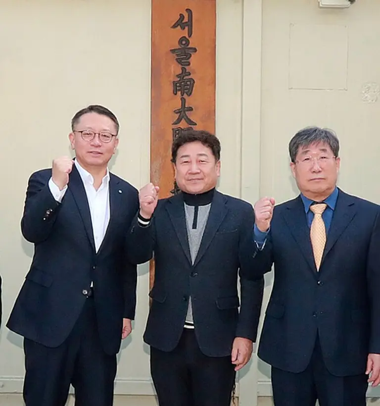 정진완 우리은행장이 지난 2일 새해 첫 행선지로 남대문시장상인회를 찾았다. 왼쪽부터 정진완 우리은행장, 남대문시장상인회 문남엽 회장, 남대문시장㈜ 박칠복 대표이사다. [출처: 우리은행]